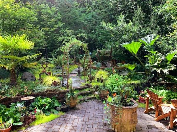 Comment disposer vos éléments décoratifs dans votre jardin pour créer du relief, du contraste ou de la symétrie ?
